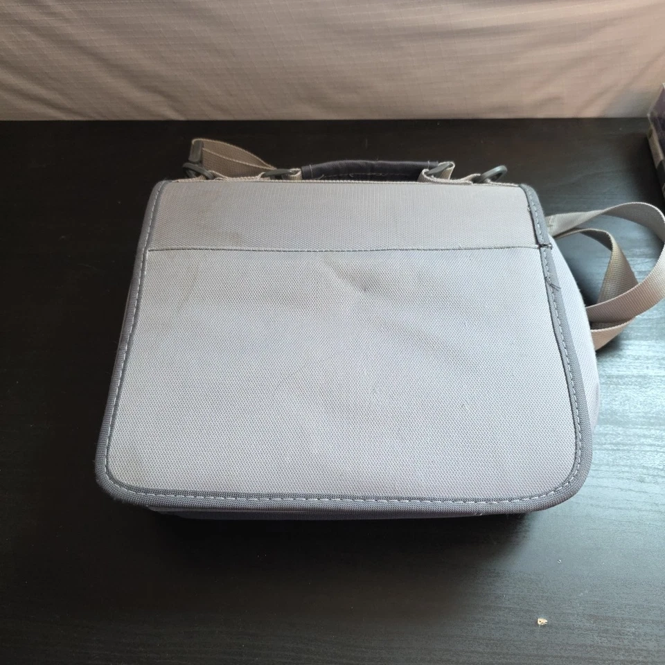 Bolsa de transporte de viagem Nintendo Wii NYKO alça de ombro estojo de viagem cinza e azul - Imagem 3 de 3