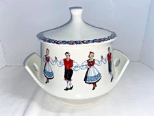 VINTAGE FIGGJO NORWAY SAGA SOUP TUREEN W/SILKSCREEN DANCING NORSKE FOLKS #2127