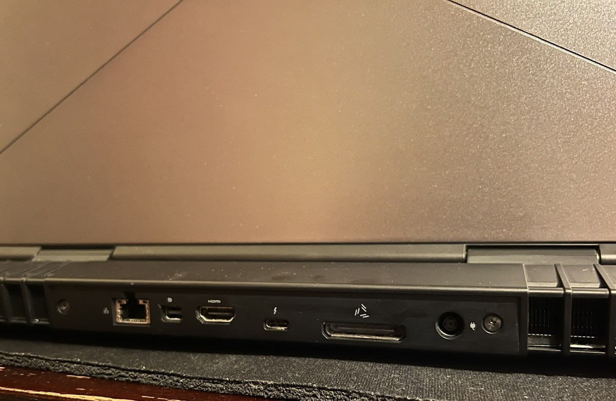 Alienware 17R4. i7-7700 @ 2.80GHz GTX1070 8GB. 128SSD+1TB HD