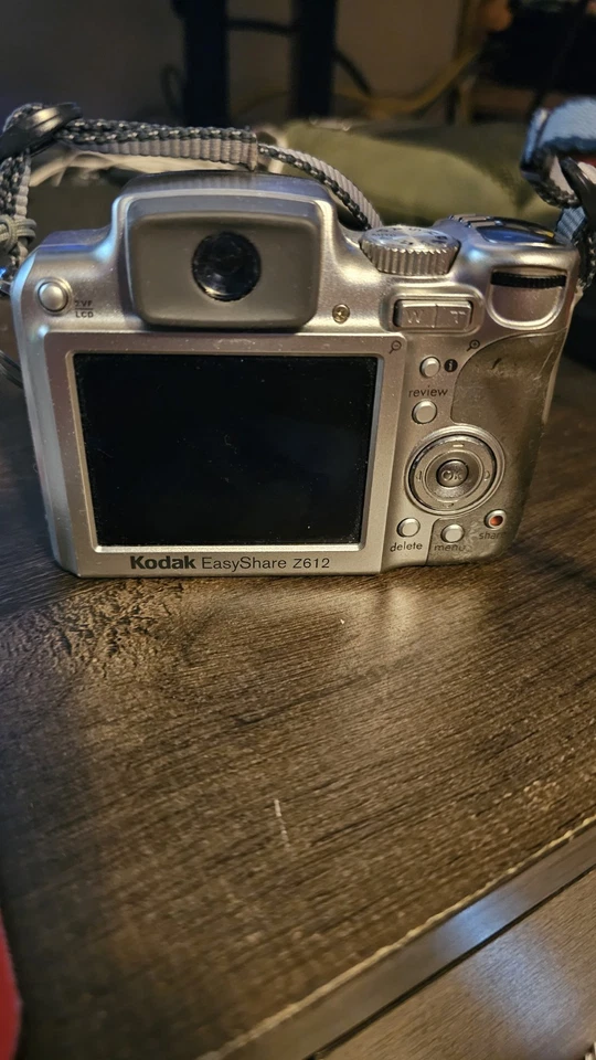 Kodak Easyshare Z612 6.1 MP Digital Camera 10xOptical Zoom. no charger - Image 3 of 4