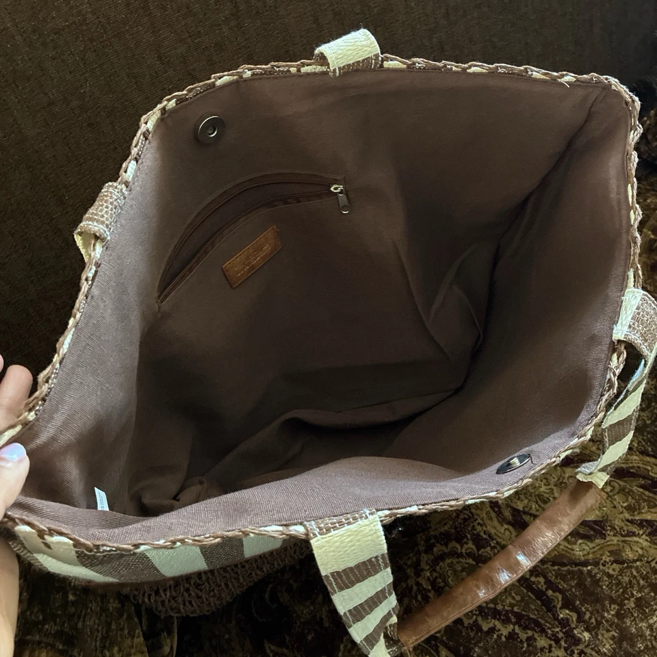 Bolsa tote fofa Croft & Barrow listrada marrom e branca palha - Imagem 3 de 4