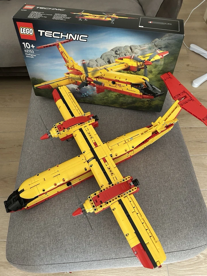 LEGO Technic 42152 Firefighter Aircraft, foto 4 di 5