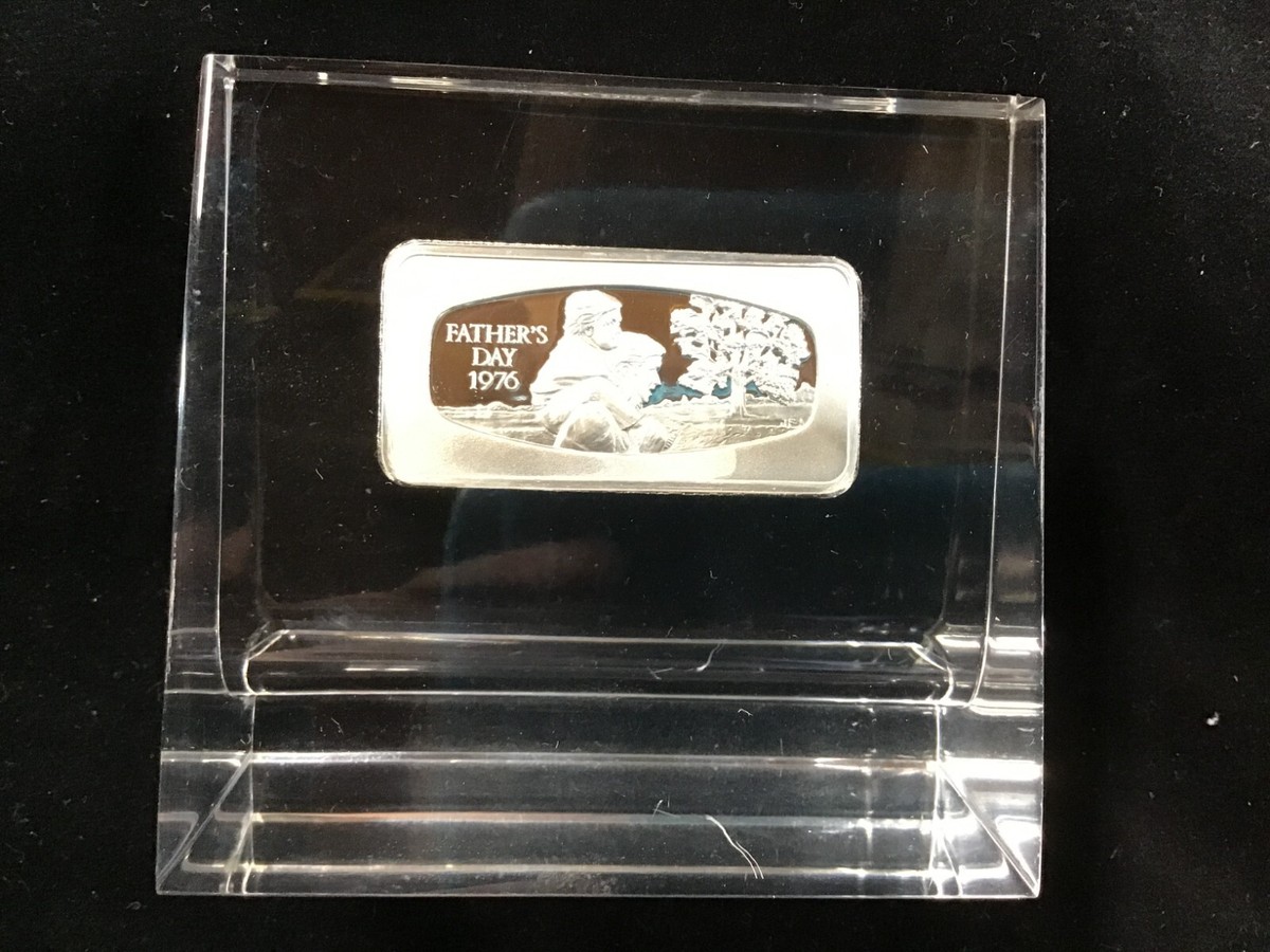1976 Franklin Mint Fathers Day Silver Art Bar In Lucite Holder