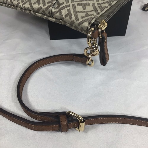 Woman’s Tommy Hilfiger Purse Crossbody Hand Bag Beige Gold Hardware NWOT - Afbeelding 6 van 16