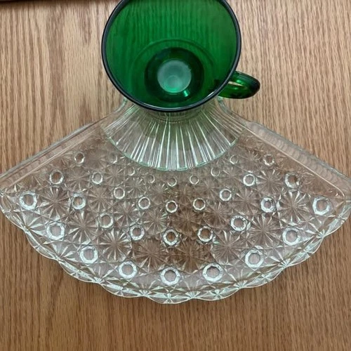 Daisy and Button Anchor Hocking fan-shaped snack plates 4 plates 5 Green cups