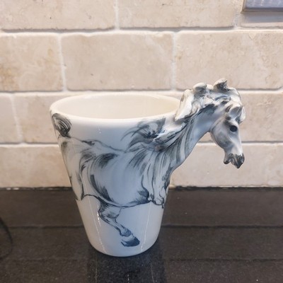 Blaue Hexe 3D Keramik Pferd Becher Atemberaubend Handbemalt UVP 48£ Pferd Sammlerstück