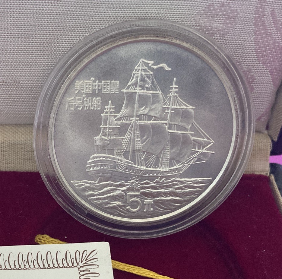 【美品】中国1986年「国際和平年」記念5元銀貨 China 5 Yuan 1986 Silver coin 26,6 Gramm .900 Silver Mint Box