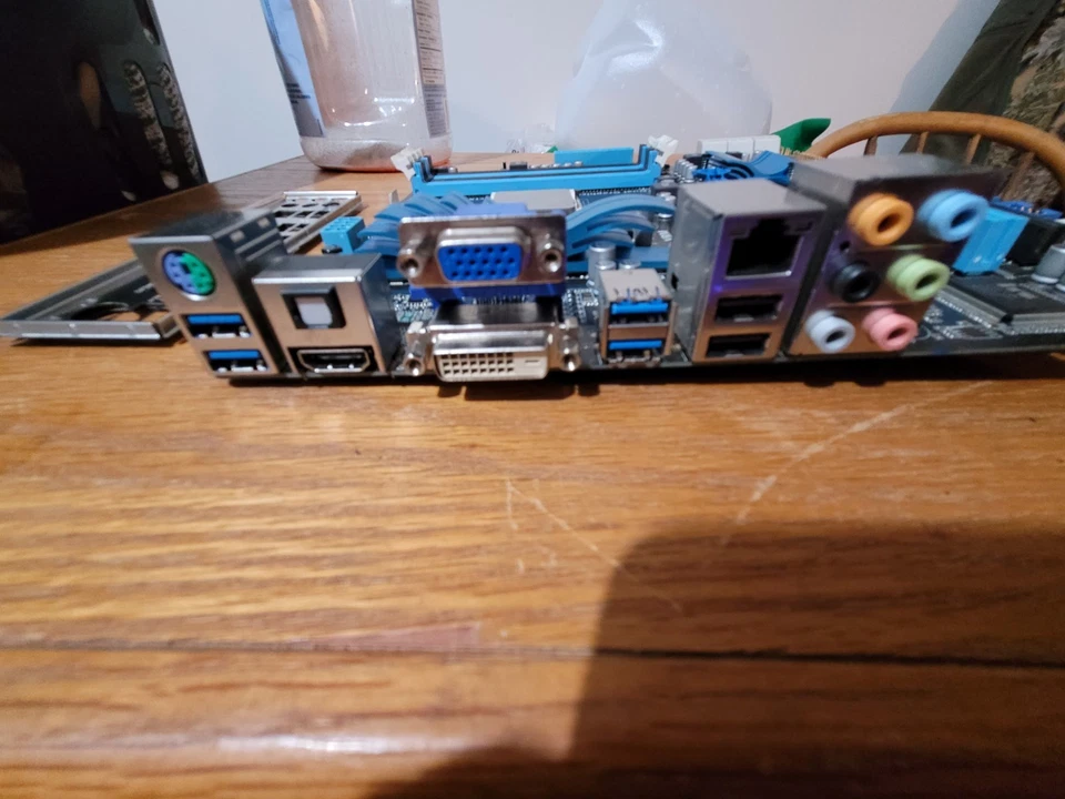 AMD FM1 MOBO CPU Asus F1A75-M PRO R2.0 - A8-3870 Comes With 2 CPUs - Bild 2 von 4