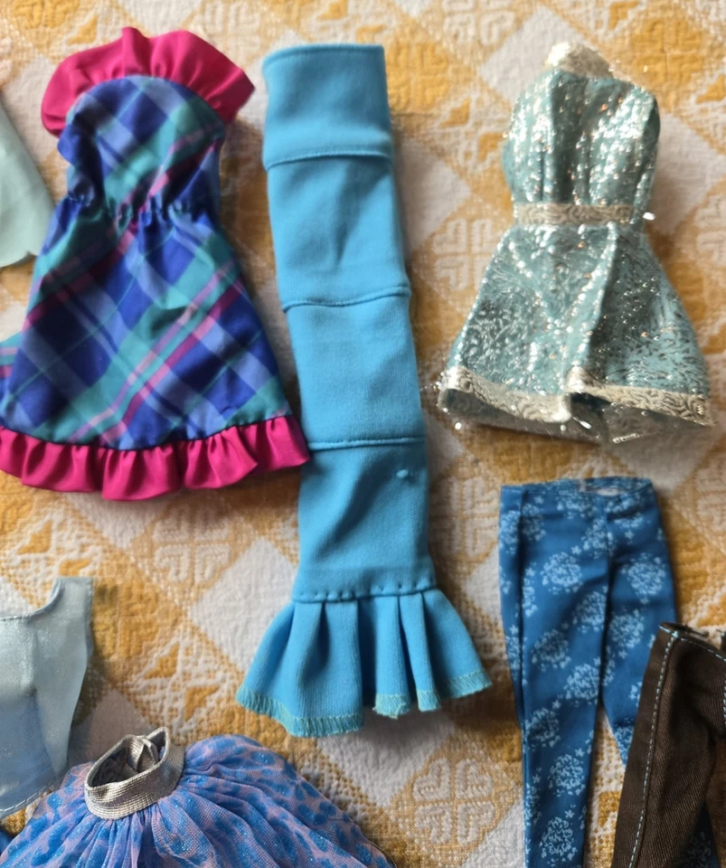 LOTE DE ROUPAS 18 peças vintage anos 70-80 BARBIE azul VESTIDO Calças TOPS shorts BRINCOS  - Imagem 4 de 4