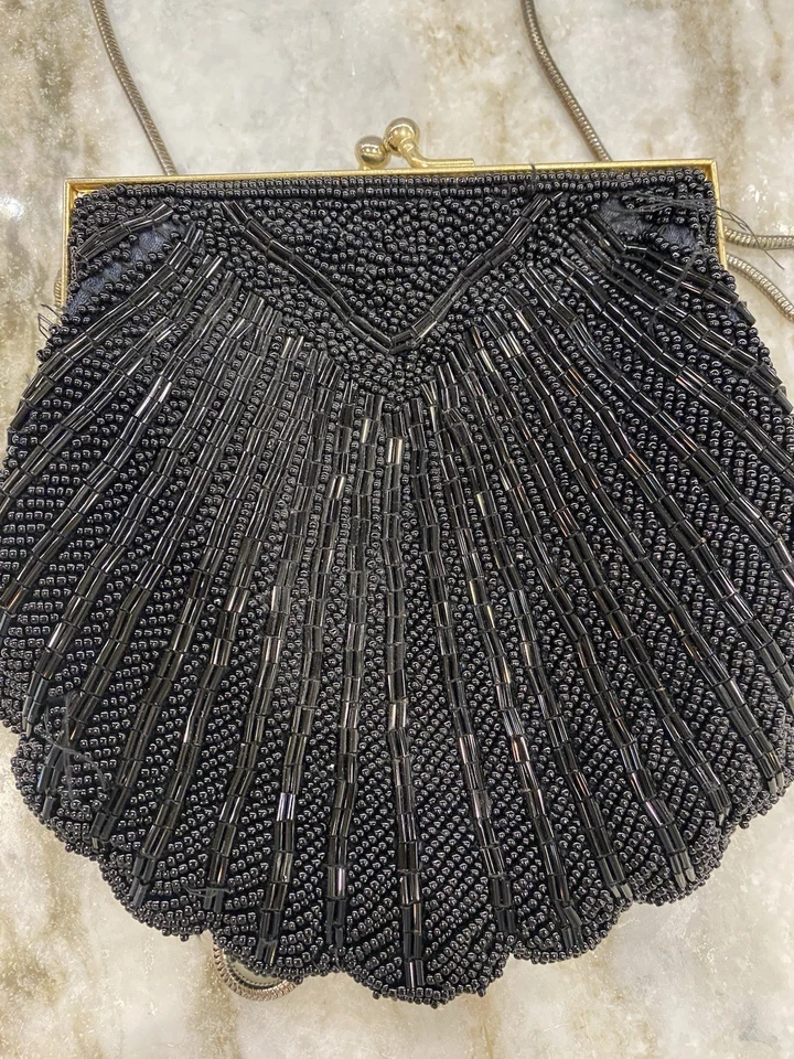 Bolso sin asas negro con cuentas Bolso de noche con almeja Cadena de metal dorado De colección Años 80 90 Foto 2 de 4