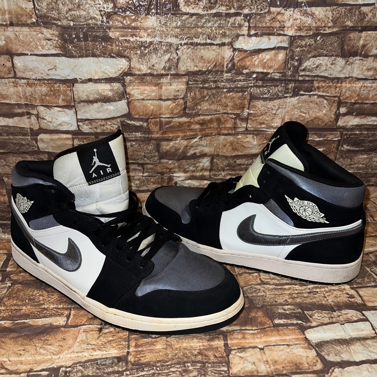 ★ Nike ★ Jordan 1 Mid Satin Grey Toe Nike Air Jordan 1 Mid Satin Smoke Grey Toe Black Anthracite