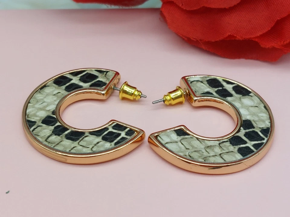 Signed KC Kenneth Cole Earrings Gold Tone Snake Skin Enamel Cover Pierced 1.5" - Image 3 of 4