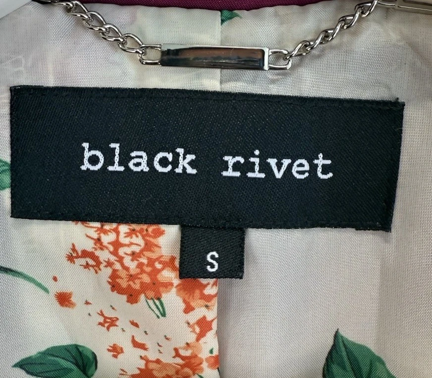 Gabardina negra remache para mujer talla pequeña baya fucsia botón frontal forrada floral Foto 4 de 4