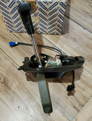 NOS NEW OEM NISSAN 300ZX Z31 SHIFTER WITH SUPPORT BRACKET 1984 85 86 87 88 89 - Picture 7 of 10