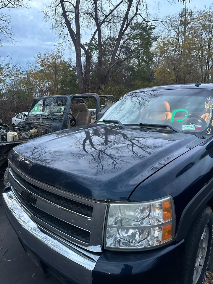 Used Hood fits: 2008 Chevrolet Silverado 1500 pickup new style smooth door skin Foto 3 de 4