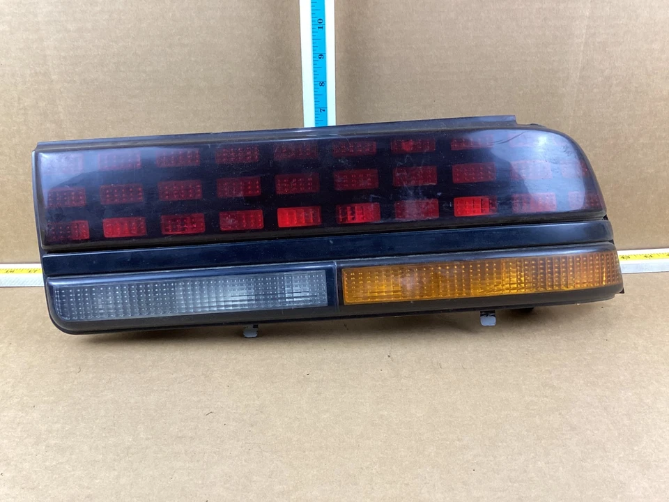 Luz trasera lateral derecha para pasajero Pontiac Sunbird 1988-1994 sedán de 4 puertas 16508408 Foto 2 de 4