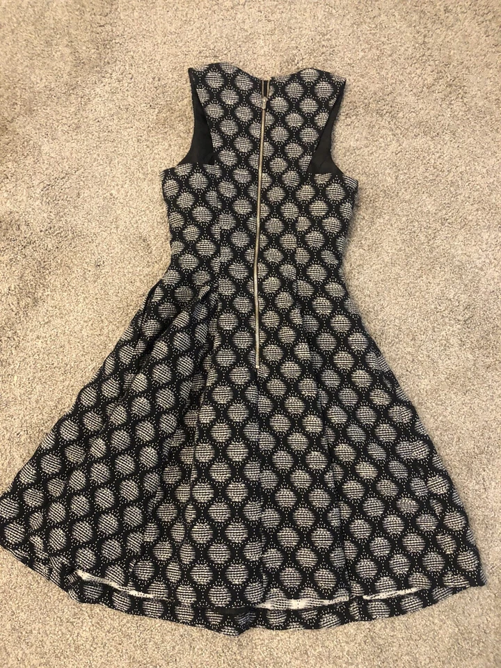 Vestido tejido acampanado y calce ondulado talla 2 blanco y negro H&M nuevo con etiquetas precio de venta sugerido por el fabricante 59,9 USD Foto 2 de 4
