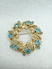 VTG Aqua Blue Rhinestone Faux Pearl Wreath Brooch Floral Winter Pin Gold Tone