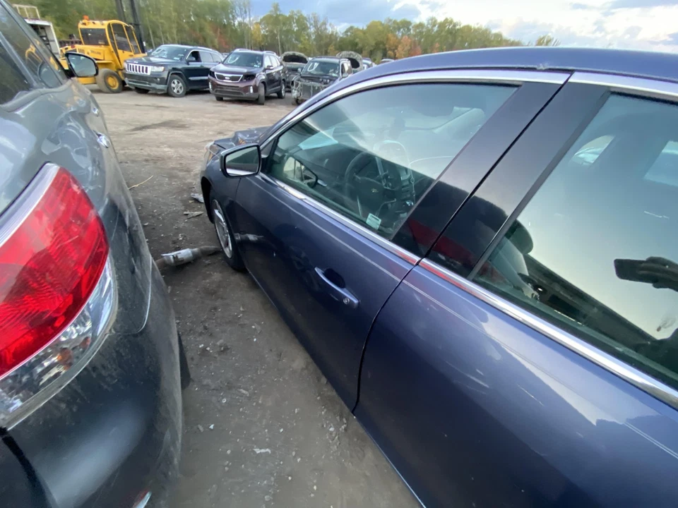 Used Front Left Door Assembly Front fits: 2014 Chevrolet Malibu w/o center mould - Imagem 3 de 4