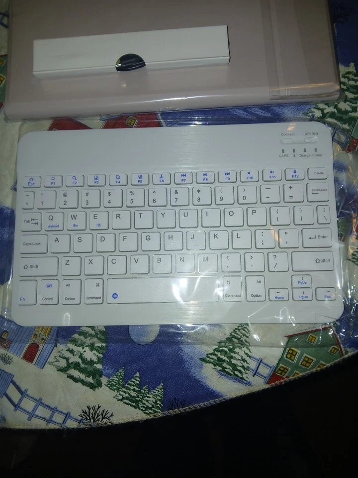 Apple iPad Case with Keyboard 7TH/8TH/9TH Generation, Pink - Image 2 of 4