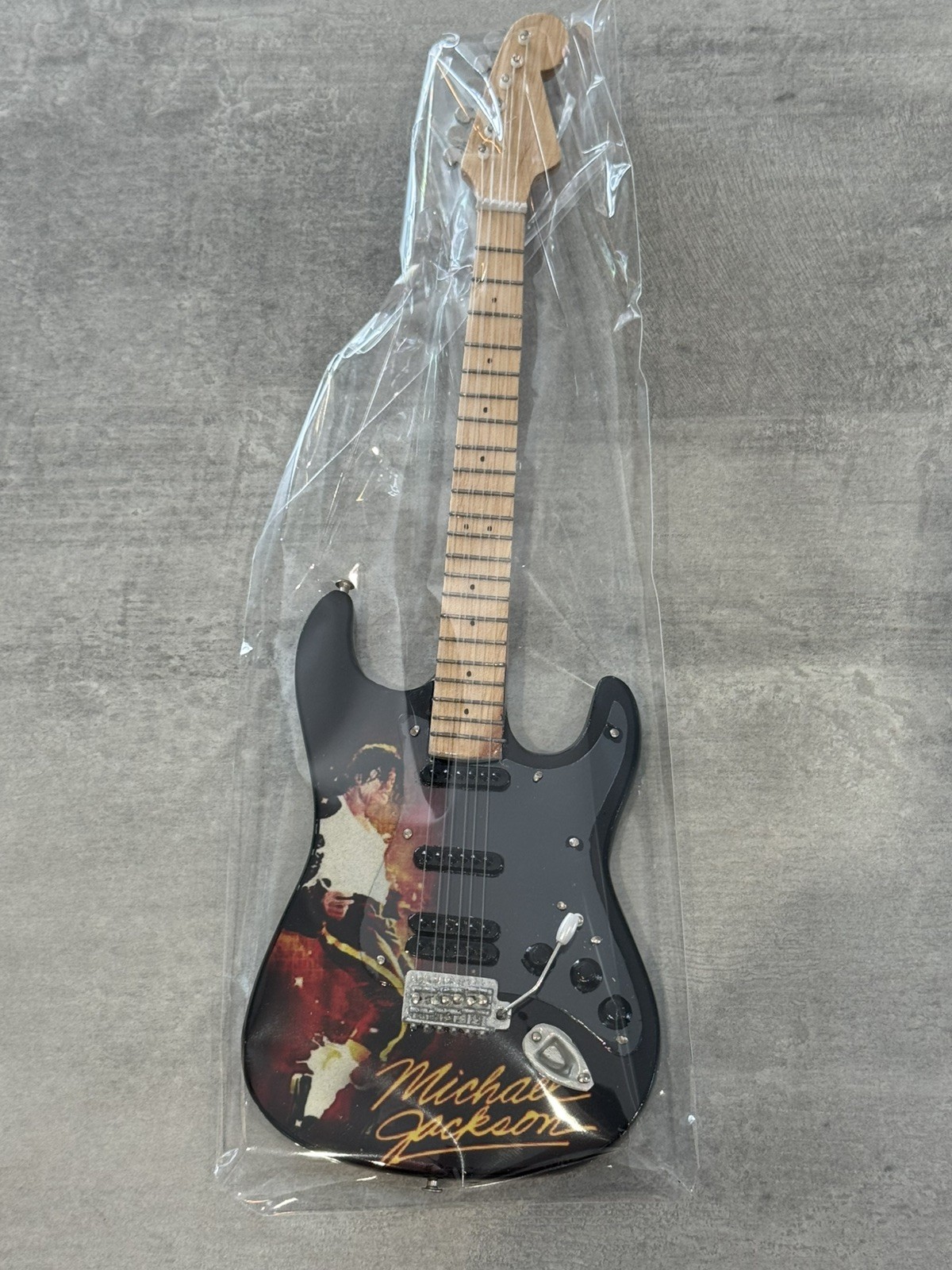Michael Jackson miniature Guitar - 10 inches tall - includes stand - UK stock foto 5