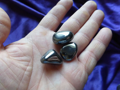 Hematite 3 rolled stones The largest made 2.4 cm 40 grams lot 1861