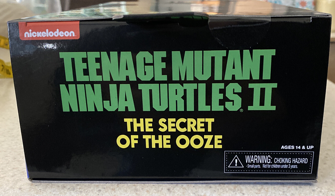 NECA Super Shredder (TMNT II) Action Figure 17cm: Mantello In Stoffa E Accessori Intercambiabili!