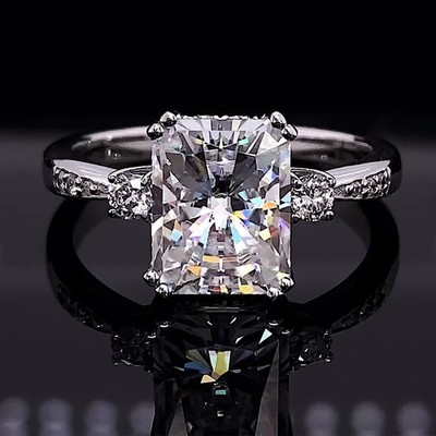 Verlobungsring Moissanit mit drei Steinen im Radiant Cut in 14 Karat Weißgold vergoldet