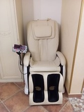 poltrona massaggiante, completa di un pannello di controllo laterale