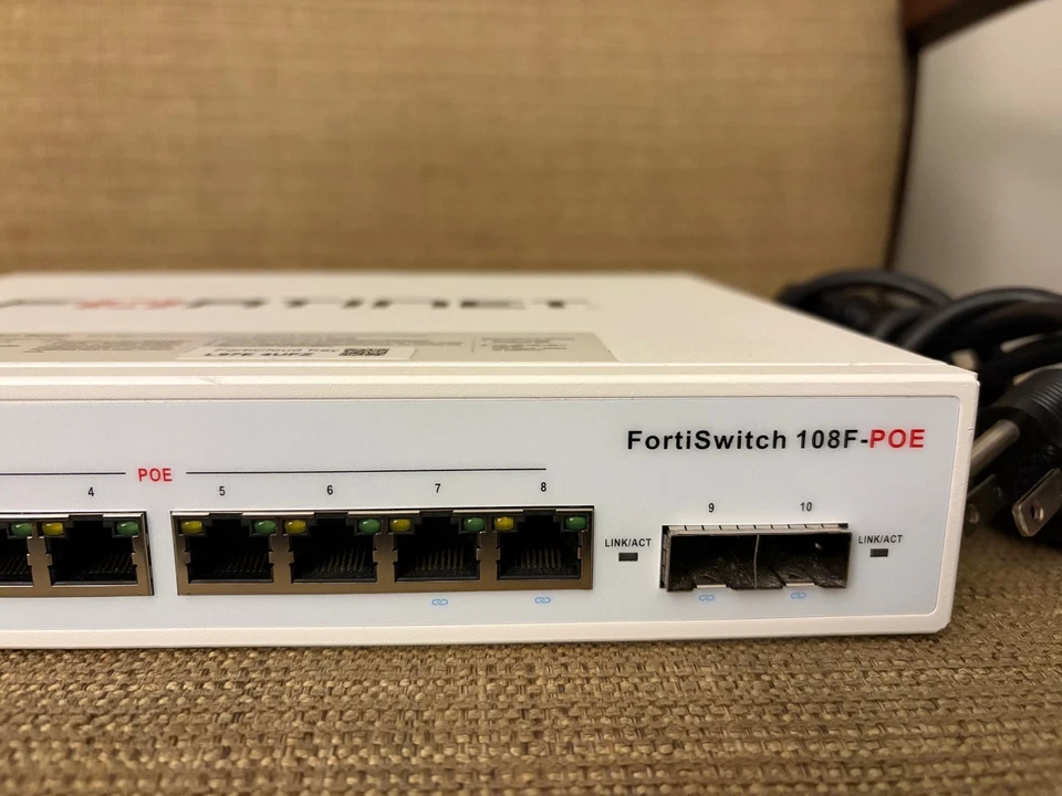 Conmutador PoE montable en rack Fortinet FortiSwitch FS108FPOE 8 puertos G2U Foto 3 de 4
