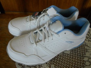 avia white tennis shoes