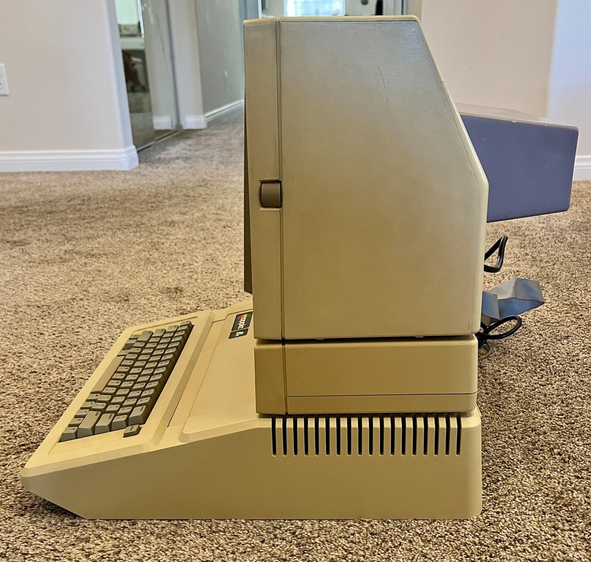 Apple IIe (2e) Computer with Monitor, Duo-Disc, Joystick Apple IIe (2e) Computer with Monitor, Duo-Disc, Joystick