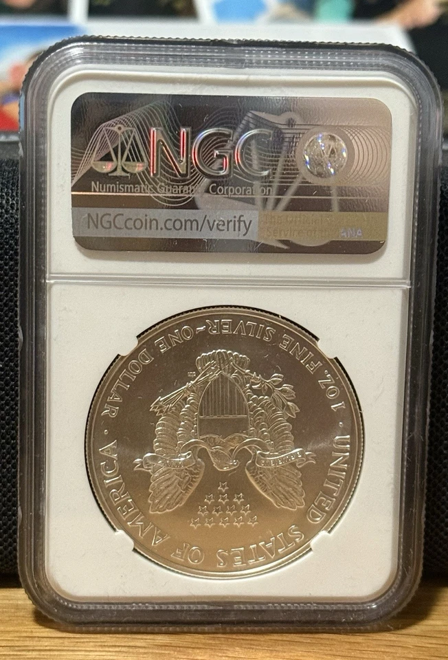 Moneda de dólar de plata fina American Eagle 1998 de 1 onza .999 - NGC MS 69 Foto 2 de 2