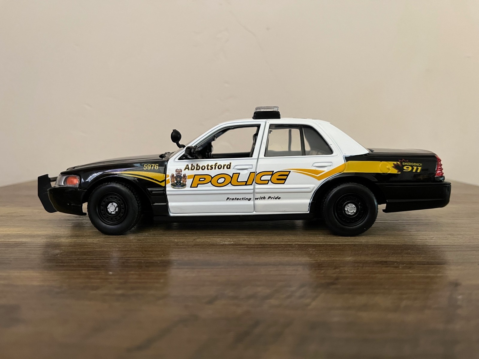 Motormax 1:24 2010 Ford Crown Victoria Abbotsford Police Dept 76479 Diecast Car