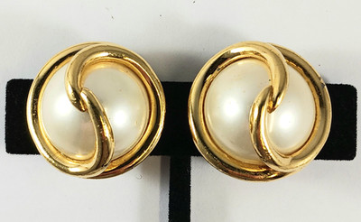 Ciner Signed Clip On Earrings ~ Faux Pearls Gold Tone Round
