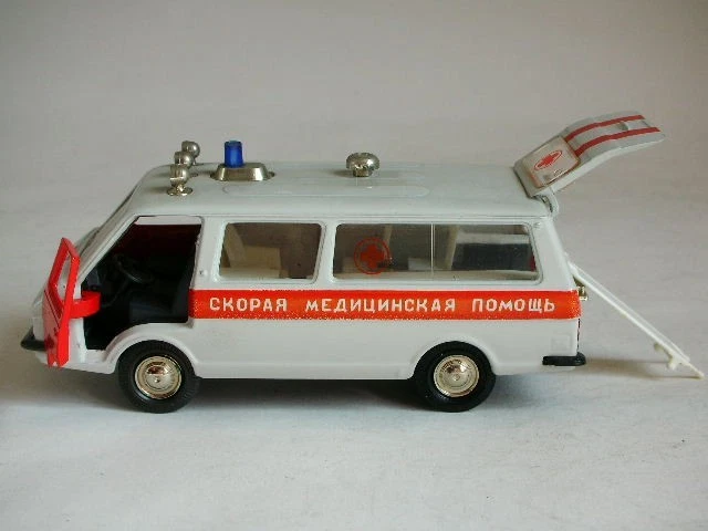 RAF M22031 ambulance die-cast model, 1/43 scale, made in the former USSR, - Image 2 of 3