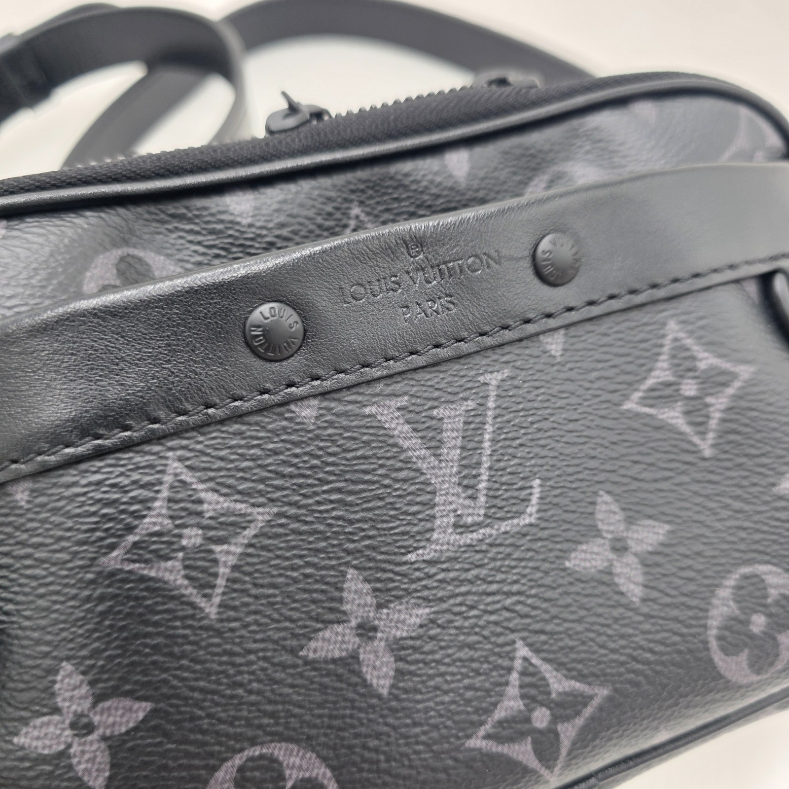 Louis Vuitton Monogram Eclipse Alpha Messenger ( … - image 11