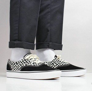 vans comfycush era black white