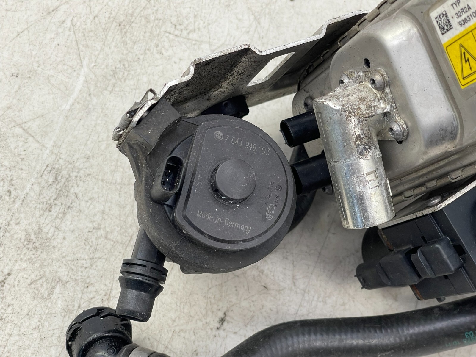2014-2020 BMW I8 OEM AUXILIARY HEATER VALVE PUMP 9363106