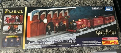 TAKARA TOMY Plarail Harry Potter Hogwarts Express Set w/Plakids 2025