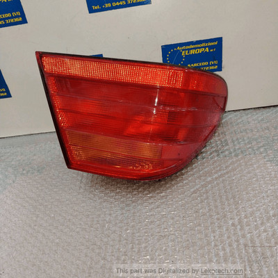 Pfostenleuchte. Ostteil. Links MERCEDES-BENZ Classe E (W/S210) 220 D cat Ber.