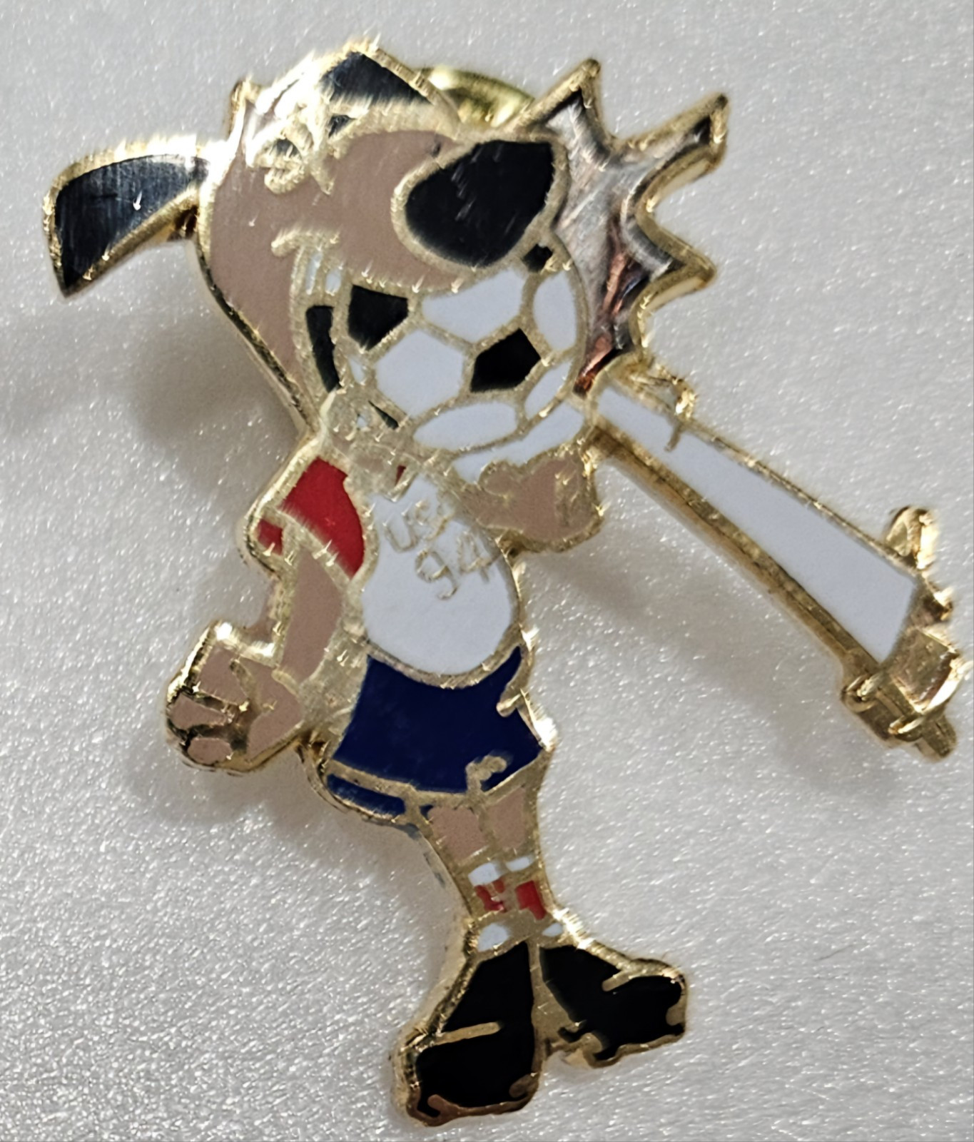 Pin’s Football Coupe du monde USA ‘94 Snickers le chien