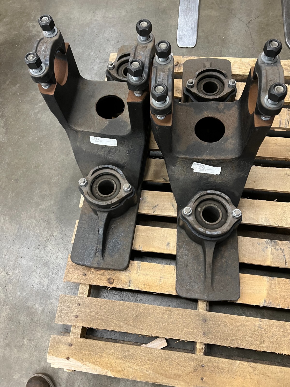 2 Freightliner HDR 08606 164 Saddle Assemblies For Hendrickson Rear