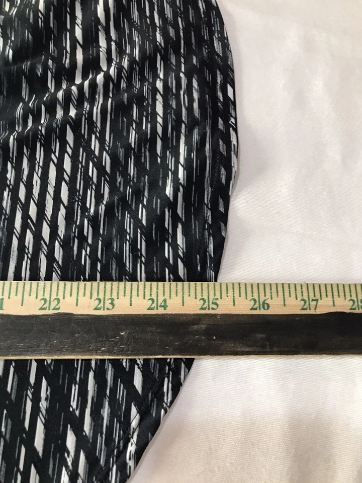 Under Armour Tank Top Small Woman’s Workout Razor Back  Black White Blend - Image 4 of 4