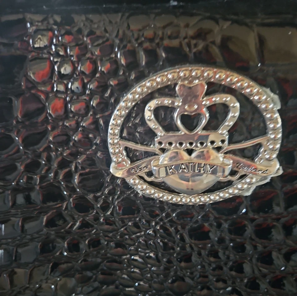 Bolso de hombro BigY2K Kathy Van Zeeland negro imitación cuero detalles plateados 16"x13" Foto 2 de 4