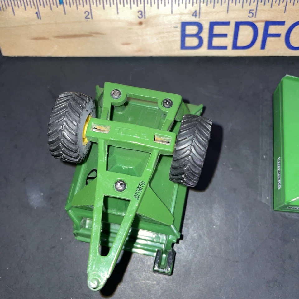 John Deere ERTL Green Die-cast Plastic 5"Toy Combine w Corn Head 1/64 FO515YL01 - Image 4 of 4
