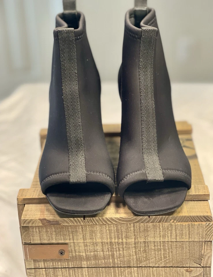 女士 Donald Pliner Vani 露趾氯丁橡胶短靴黑色 6M 方形开口 — 第 2/4 张图片