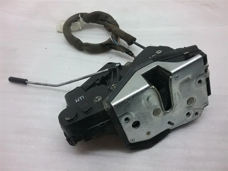 Actuador de cierre de cerradura de puerta trasera izquierda L/R sedán 4 puertas 1999 BMW 328i S-38RM Foto 2 de 4