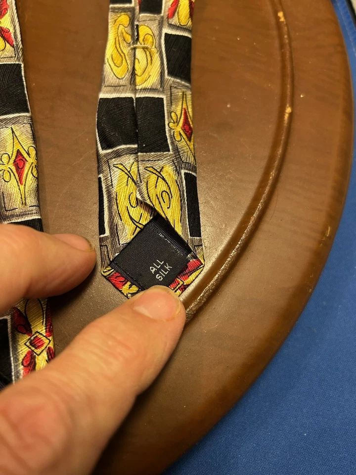 Corbata geométrica Tom James amarilla y negra 100 % seda para hombre Foto 4 de 4