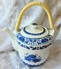 Festcool Chinese porcelain  teapot 64 0z. Blue and White Jingdezhen Like new.